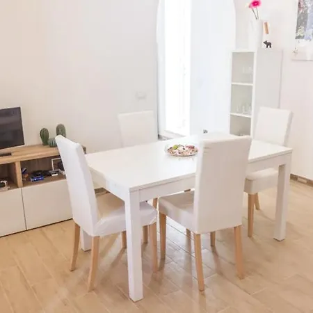 Downtown Selinus Bright With Courtyard Διαμέρισμα