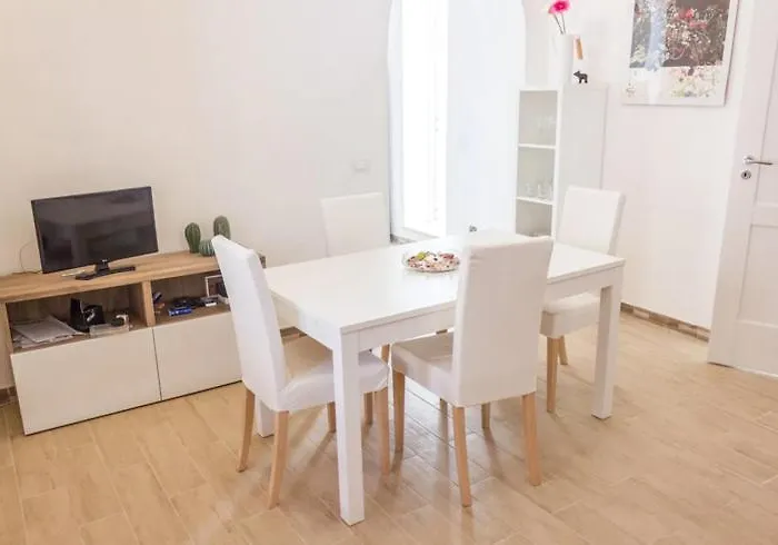 Downtown Selinus Bright With Courtyard 아파트